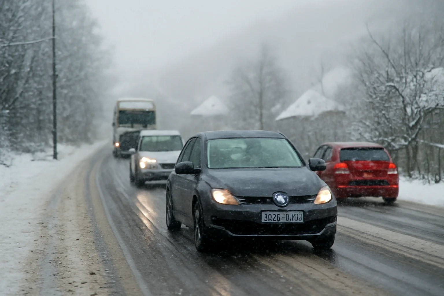Trafic rutier în condiții de iarnă la Baia Mare și în județul Maramureș, pe 12 ianuarie 2026